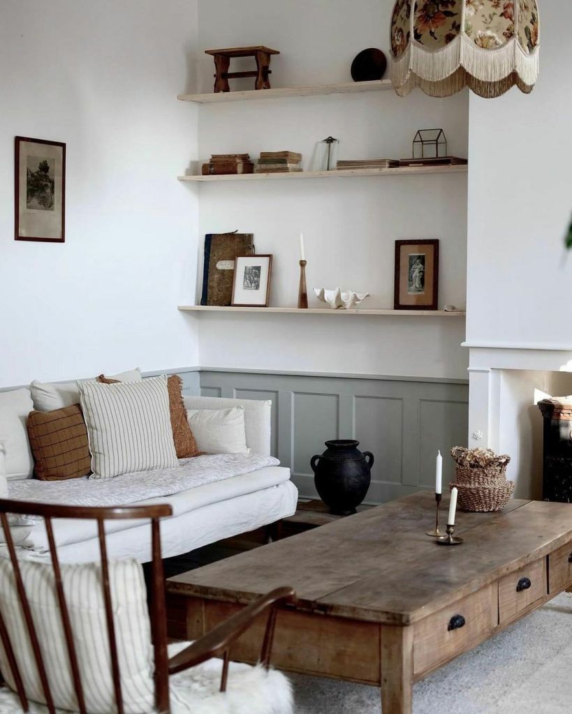 alt = "salon cosy mixe mobilier ancien et décoration contemporaine avec canapé en lin et table basse en bois"