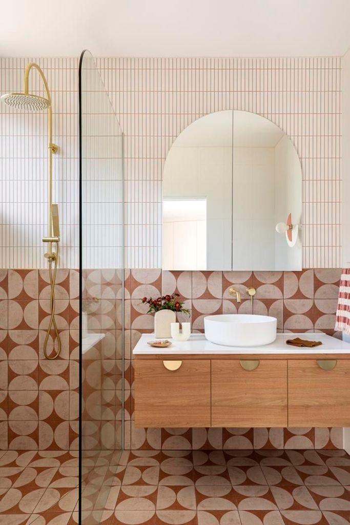 alt="aménagement et décoration petit salle de bain carrelage mural original zelliges"