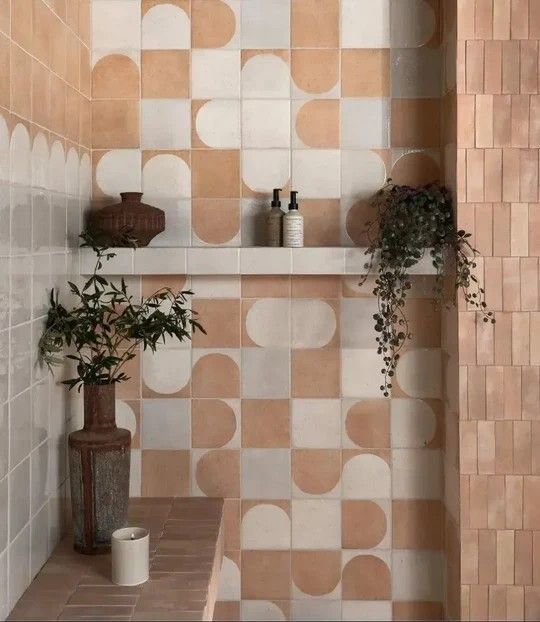 alt="aménagement et décoration petit salle de bain carrelage mural original zelliges terracotta"