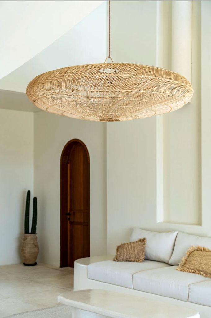 alt="salon suspension luminaire rotin XXL ambiance nature bohème chic"
