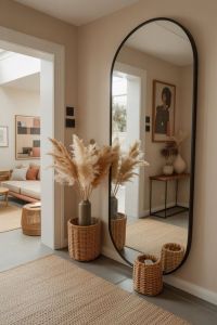 alt="entrée déco aménagement grand miroir arrondi arche contemporain"