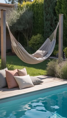 alt = aménagement décoration espace extérieur bord piscine hamac